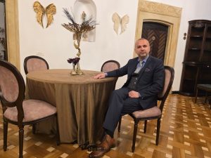 Eduard Petrescu: Companiile B2B care investesc în prezența fizică câștigă teren – cum steagurile direcționale Ekogroup oferă autoritate vizuală în orașe-cheie